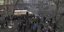 Άνθρωποι συγκεντρωμένοι σε κεντρικό σημείο της Μαριούπολης στην Ουκρανία μετά από βομβαρδισμό