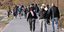Πολίτες περπατούν στο Καβούρι με μάσκες για τον κορωνοϊό