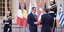Ο Εμανουέλ Μακρόν υποδέχεται εγκάρδια τον Κυριάκο Μητσοτάκη στις Βερσαλλίες για τη Σύνοδο Κορυφής της ΕΕ 