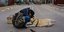 Ουκρανία, Αντρας παρηγορεί σκύλο