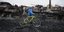 Ποδηλάτης περνά μέσα από τα συντρίμμια μάχης στην Ουκρανία