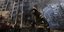 Πυροσβέστης επιχειρεί σε σημείο που βομβαρδίστηκε στο Κίεβο της Ουκρανίας