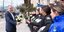 Λουλούδια σε γυναίκες αστυνομικούς μοίρασε ο Τάκης Θεοδωρικάκος