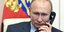 ο Βλαντίμιρ Πούτιν κρατά ακουστικό τηλεφώνου