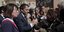 Ο Γάλλος πρόεδρος Εμανουέλ Μακρόν με ψηφοφόρους στη Ντενέν της βόρειας Γαλλίας