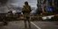 Στρατιώτης μπροστά σε χαλάσματα στο Ιρπίν