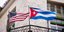 Σημαίες των ΗΠΑ και της Κούβας σε μπαλκόνι της Αβάνας