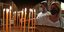 πάσχα μέτρα στην εκκλησία / μια γυναίκα ανάβει ένα κερί