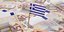 Ελληνική σημαία πάνω σε χαρτονομίσματα