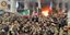Τσετσένοι ισλαμιστές μαχητές πανηγυρίζουν μπροστά σε συντρίμμια στη Μαριούπολη