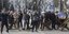 Άνθρωποι διαδηλώνουν ενάντια στα ρωσικά στρατεύματα στη Χερσώνα