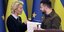 Η φον ντερ Λάιεν δίνει το ερωτηματολόγιο της ΕΕ στον Ζελένσκι