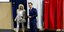 Ο Εμανουέλ και η Μπριζίτ Μακρόν έξω από το παραβάν για τον β' γύρο των εκλογών στη Γαλλία
