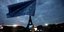 Η σημαία της ΕΕ στην επινίκεια ομιλία Μακρόν στον πύργο του Άϊφελ 