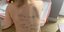 Η viral φωτογραφία του μικρού κοριτσιού με τα στοιχεία της γραμμένα στην πλάτη της 