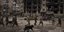 Ουκρανοί στρατιώτες περπατούν δίπλα σε κατεστραμμένα κτίρια κατοικιών στο Ιρπίν, στα περίχωρα του Κιέβου