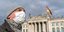 Άντρας με μάσκα έξω από το γερμανικό κοινοβούλιο