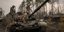 Ουκρανοί στρατιώτες πάνω σε κατεστραμμένο ρωσικό τανκ