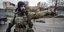 Στρατιώτης στην Ουκρανία δίπλα σε ένα πτώμα στην πόλη Μπούσα