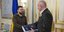 Ο Πρόεδρος της Ουκρανίας Βολοντίμιρ Ζελένσκι παρουσιάζει στον Μάτι Μαασικας, επικεφαλής της Αντιπροσωπείας της ΕΕ στην Ουκρανία, το ερωτηματολόγιο της Ευρωπαϊκής Ένωσης