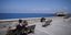 Ζευγάρι απολαμβάνει τη θέα στη θάλασσα στο λιμάνι του Ηρακλείου