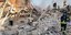 Πυροσβέστες στα ερείπια του φλεγόμενου σχολείου στην ανατολική Ουκρανία