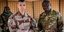 Γάλλος αξιωματούχος των δυνάμεων της Μπαρχάν δίνει χέρι με αξιωματούχο των δυνάμεων του Μάλι