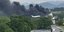 Αεροπλάνο περνά δίπλα από τους καπνούς στο αεροδρόμιο της Γενεύης στην Ελβετία