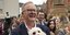Ο αρχηγός των Εργατικών Anthony Albanese κρατά ένα σκύλο αγκαλιά