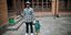 Ο Dor Bahadur Khapangi που ονομάστηκε ο πιο κοντός έφηβος στον κόσμο μαζί με τον αδερφό του