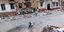 Παιδιά σε κατεστραμμένους δρόμους της Μαριούπολης