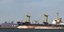 Πλοίο στο λιμάνι της Μαριούπολης με φόντο το εργοστάσιο Αζοφστάλ
