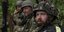 Ουκρανοί στρατιώτες ξεκουράζονται σε ένα χωριό που ανακαταλήφθηκε πρόσφατα βόρεια του Χάρκοβο, στην ανατολική Ουκρανία
