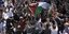 Παλαιστίνιοι μεταφέρουν τη σορό της δολοφονημένης Σιρίν Αμπού Άκλεχ σκεπασμένη με λουλούδια και την παλαιστινιακή σημαία
