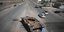 Αυτοκίνητα πολιτών προσπερνούν κατεστραμμένο ρωσικό τανκ στο Κίεβο τον Απρίλιο του 2022