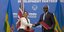 Η Βρετανίδα Υπουργός Εσωτερικών, Πρίτι Πάτελ, και ο Υπουργός Εξωτερικών της Ρουάντα, Βίνσεντ Μπιρούτα, ύστερα από την υπογραφή της συμφωνίας για τη μετανάστευση τον Απρίλιο του 2022, στο ΚιγκάλΙ