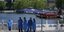 Υγειονομικοί στη Σανγκάι ξεκουράζονται σε πάρκο