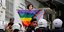 Διαδηλωτής ΛΟΑΤΚΙ κρατά τη χαρακτηριστική σημαία με το ουράνιο τόξο μπροστά σε αστυνομικούς κατά τη διάρκεια της πορείας υπερηφάνειας στην Κωνσταντινούπολη
