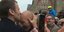 O πρόεδρος της Γαλλίας, Εμανουέλ Μακρόν φιλά στο κεφάλι έναν καραφλό οπαδό του 