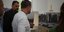 Ο Πρωθυπουργός του Λουξεμβούργου Ξαβιέ Μπετέλ παρακολουθεί φωτογραφίες με θύματα του πολέμου σε επίσκεψή του στη Μποροντιάνκα