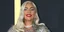 η Lady Gaga χαμογελαστή με ασημένιο φόρεμα 