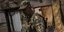 Ουκρανός στρατιώτης στα ερείπια ενός βομβαρδισμένου σπιτιού στο Ντονμπάς