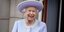 Η βασίλισσα Ελισάβετ Β' παρακολουθεί με χαμόγελο από το μπαλκόνι του παλατιού του Μπάκιγχαμ μετά την τελετή Trooping the Color στο Λονδίνο, την Πέμπτη 2 Ιουνίου 2022, κατά την πρώτη από τις τέσσερις ημέρες εο