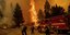 Πυροσβέστες στη μάχη με την τεράστια πυρκαγιά στην Καλιφόρνια
