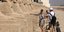 Τουρίστες φωτογραφίζονται σε αρχαιότητες της Αιγύπτου 