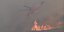 Ελικόπτερο Ερικσον της Πυροσβεστικής επιχειρεί πάνω από φωτιά