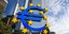 To έμβλημα του Ευρώ μπροστά στον ουρανοξύστη της ΕΚΤ