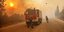 Πυροσβέστες επιχειρούν στην πυρκαγιά της Πεντέλης