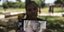 Γυναίκα στην Αϊτή κρατάει τη φωτογραφία του νεκρού γιού της