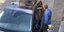 Η στιγμή που ο Kimi Raikkonen προσφέρει νερό σε διψασμένο σκύλο σε αυτοκίνητο